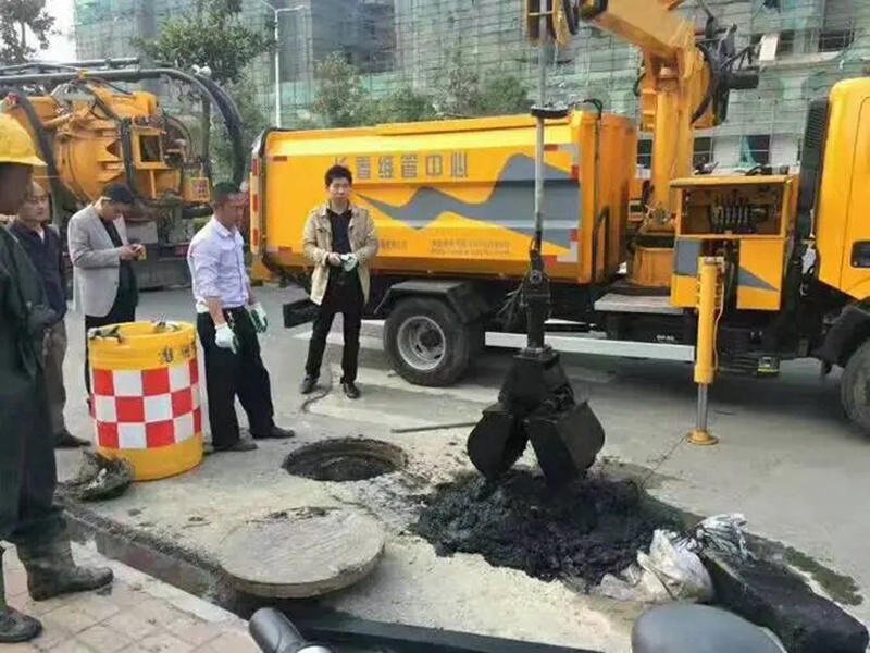汪场镇街道：网格员化身“清道夫”，为民解忧疏通“堵心”化粪池