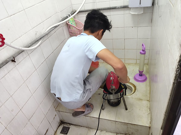 汪场镇肥皂掉到马桶里把马桶堵住了怎么办？马桶堵住了怎么办