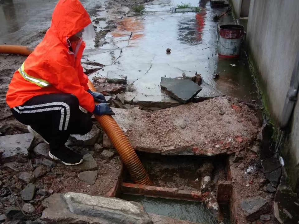 汪场镇专业清理污水池 炜誉市政以规范流程守护城市 “肠道”