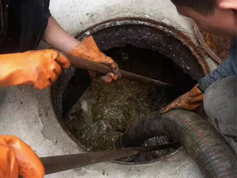 汪场镇清理化粪池时如何避免沼气的危害？